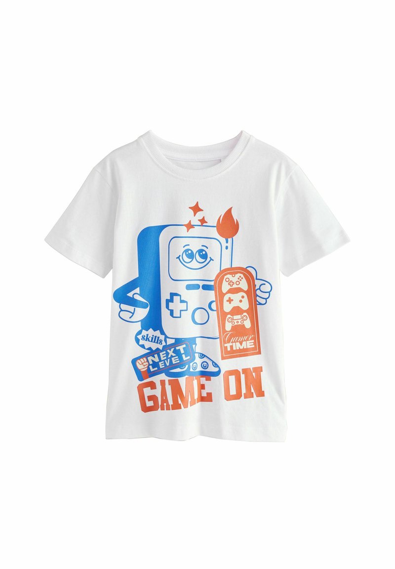 Kortærmet hvid T-shirt med blå og orange grafisk design af en spilverden karakter, sætningerne "NÆSTE NIVÅ," "GAME ON," og kontrollerikoner.