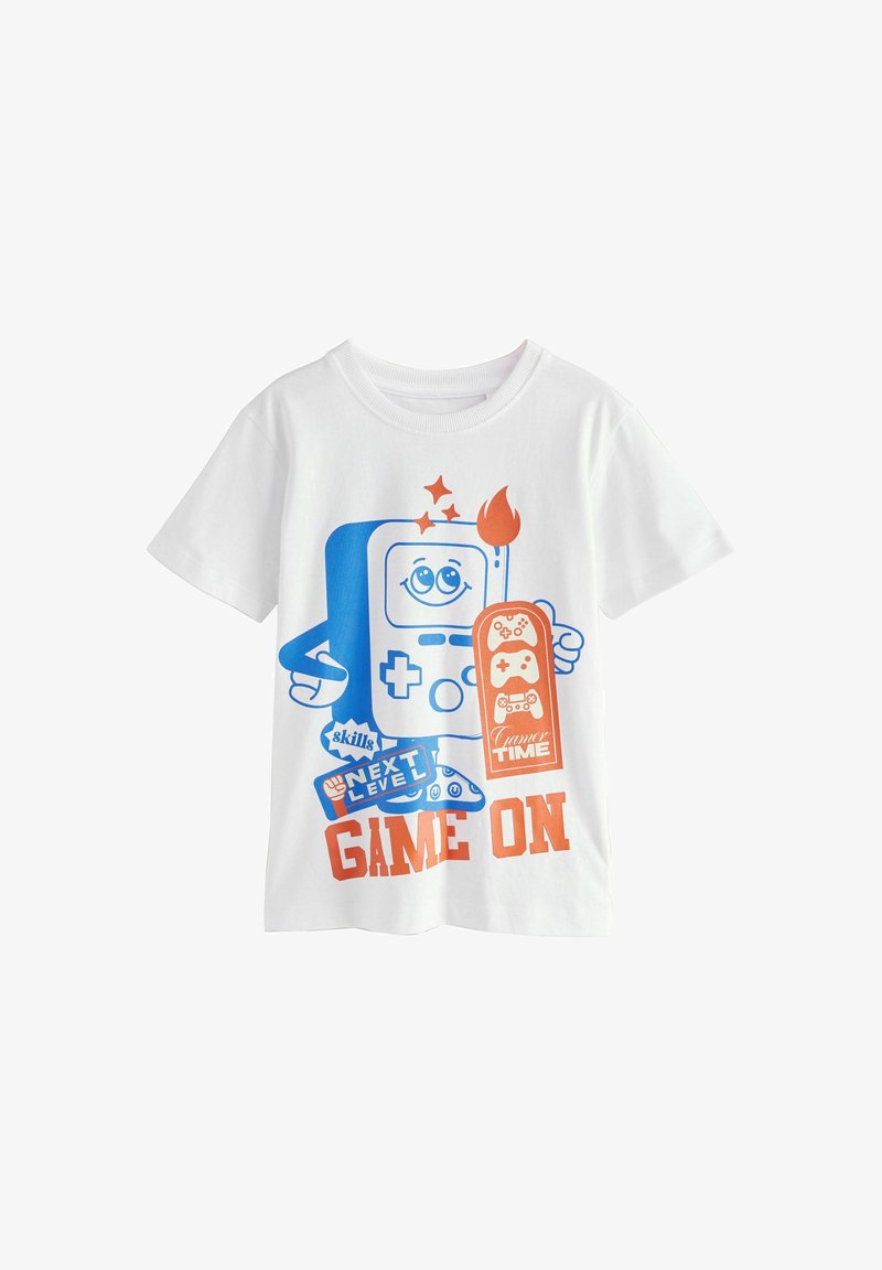 Kortærmet hvid T-shirt med blå og orange grafisk design af en spilverden karakter, sætningerne "NÆSTE NIVÅ," "GAME ON," og kontrollerikoner.