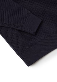 Maglione lavorato a maglia di colore blu navy con motivo testurizzato, caratterizzato da polsini e fondo a coste. Il materiale sembra morbido e spesso, adatto per il clima più freddo.
