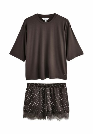 Dunkelbraunes, locker sitzendes T-Shirt mit kurzen Ärmeln, kombiniert mit dunkelbraunen Satin-Shorts mit weißen Punkten und Spitzenbesatz am Saum.