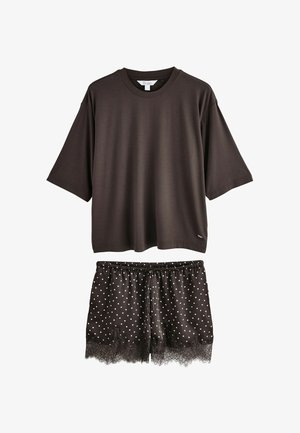 Dunkelbraunes, locker sitzendes T-Shirt mit kurzen Ärmeln, kombiniert mit dunkelbraunen Satin-Shorts mit weißen Punkten und Spitzenbesatz am Saum.