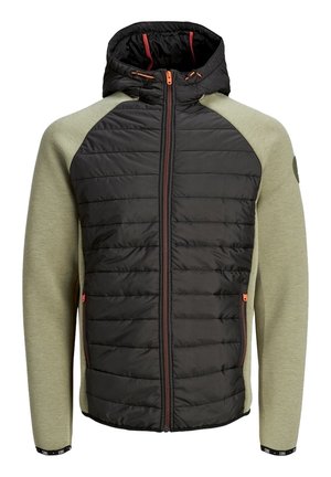 Veste à capuche avec panneau avant matelassé noir, manches vert olive, fermeture éclair avant et poches latérales zippées avec accents orange.