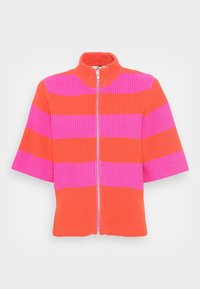 Maglione a maniche corte in maglia a costine con larghe righe orizzontali alternate rosa e arancione e una zip frontale argentata.