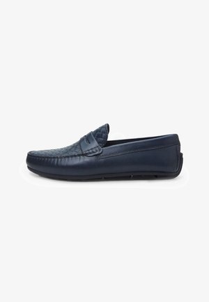 Mornarji modri usnjeni loaferji z tkanim vzorcem na sprednji strani, ploski gumijasti podplat in nizko oblikovanje za enostavno obuvanje.