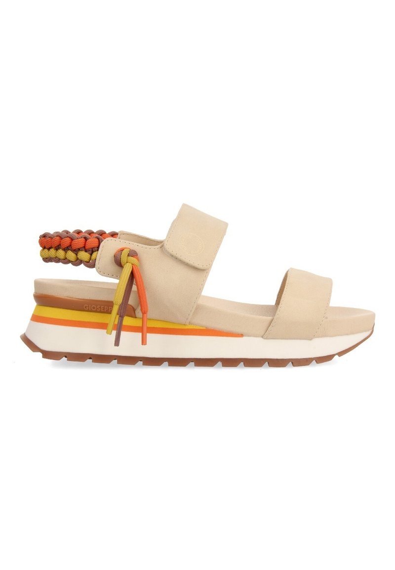 Sándalo de ante beige con tira trenzada multicolor, cierre de velcro ajustable, suela de cuña de rayas en amarillo, naranja y blanco.
