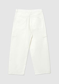 Pantaloni cargo bianchi realizzati in un tessuto testurizzato, dotati di due tasche laterali e due tasche posteriori. Fit loose e cropped con un taglio dritto.