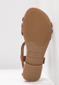 Semelle de sandale marron avec grip texturé, taille 37, et marquage s.Oliver embossé près du talon.