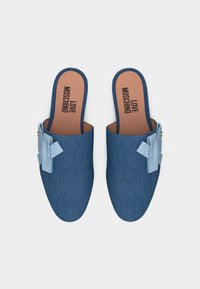 Ζευγάρι τζιν μπλε mule παπουτσιών χωρίς κορδόνια με ανοιχτό μπλε υφασμάτινα φιόγκους στα πλάγια και καφέ εσωτερικά πέλματα με εκτύπωση "LOVE MOSCHINO".