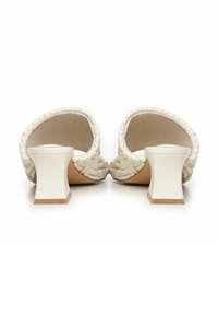 Witte, open achterkant muiltjes met een gevlochten structuur en een vierkante hak. Zacht materiaal met een gladde afwerking en een subtiele beige binnenzool.