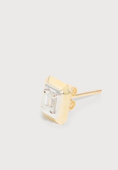 Χρυσό σκουλαρίκι καρφί με ορθογώνιο διαυγές πολύτιμο λίθο, τοποθετημένο σε προεξέχον πλαίσιο, εμφανιζόμενο σε λευκό φόντο.