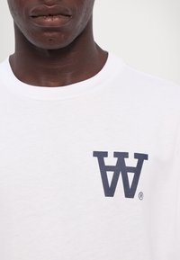 DOUBLE A BY W.W. NOT TO BE TRUSTED UNISEX - T-Shirt print - white