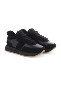 Schwarze Sneaker aus einer Kombination von Wildleder und Leder, mit gepolstertem Innenfutter, dicker schwarzer Sohle und strukturierten Schnürsenkeln.