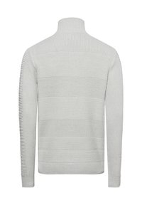 Suéter gris claro con un alto cuello acanalado y un diseño de punto texturizado con rayas horizontales. Mangas largas y puños ajustados.
