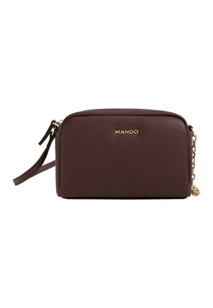 Kleine bruine polstertas van getextureerd leer met gouden rits, gouden kettingaccent en "MANGO" logo aan de voorkant.