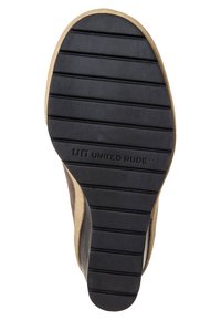 Suola di scarpa in gomma nera con motivi di battistrada orizzontali, caratterizzata da un accento beige lungo il bordo e con il marchio in rilievo "UN UNITED NUDE."