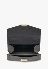 Szara skórzana kopertówka o teksturowanym wykończeniu, złote zapięcie na zatrzask i wewnętrzna kieszeń na karty. Otwarty design ukazujący dużą przestrzeń do przechowywania.