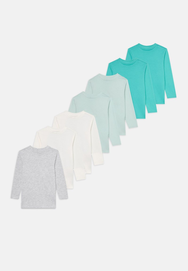 Acht lange mouwen crewneck shirts in grijs, wit, lichtblauw en teal, in een diagonale lijn op een witte achtergrond gerangschikt.