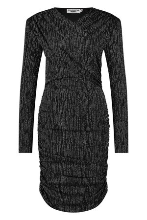 Črna obleka z dolgimi rokavi, s prilegajočo silhueto, teksturirana tkanina s srebrnimi linearnih vzorci in nabranimi detajli na pasu.