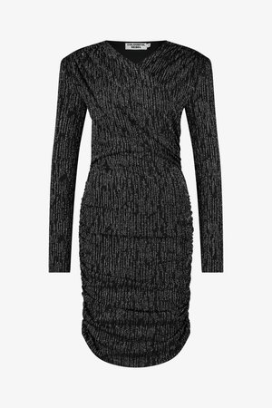 Sort langærmet kjole med en tætsiddende silhuet, tekstureret stof med sølvfarvede linjemønstre og rynkedetaljer ved taljen.