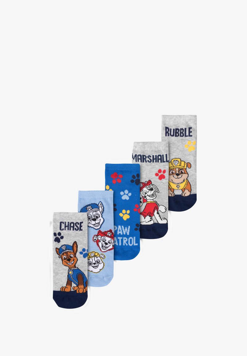 Cinque paia di calzini di cotone con design di cani cartoni. I colori includono grigio, blu e blu navy. Ogni calzino presenta il nome di un personaggio e impronte di zampe.