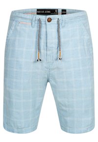Lichtblauwe shorts met een wit ruitpatroon, gemaakt van lichte stof. Voorzien van een trekkoord met een bruine knop en zwart-witte accenten.