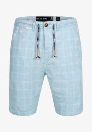 Pantaloni corti azzurri con motivo a griglia bianca, realizzati in tessuto leggero. Presentano un cordoncino con bottone marrone e dettagli in bianco e nero.