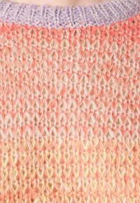 Pletený svetr s texturovaným vzorem v korálové a bledě žluté barvě, s ribbovaným výstřihem v levandulové barvě. Měkký materiál z vlněné směsi.