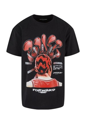 T-shirt en coton noir avec un graphique coloré représentant une tête avec des graphismes rouges stylisés, et le texte "POWER" et "FORWARD" en blanc contrastant.