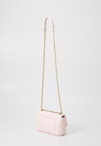 Różowa skórzana torebka o pikowanym wzorze, z złotym łańcuszkiem na ramię i eleganckim, zorganizowanym kształtem. Minimalistyczne detale podkreślają jej wygląd.
