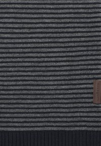 Sweter dzianinowy w ciemnoszarym kolorze z jasnoszarymi poziomymi paskami, posiadający ribbową fakturę i małą brązową skórzaną metkę z logo z boku.