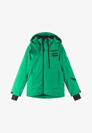 Giacca impermeabile verde con cappuccio, chiusura lampo frontale, ampie tasche anteriori e dettagli neri, tra cui tre righe orizzontali e polsini.