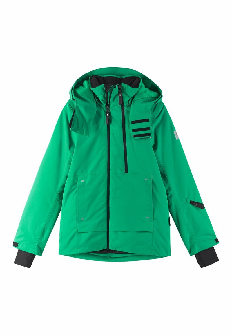 Grüne wasserdichte Jacke mit Kapuze, Reißverschluss vorne, großen Vordertaschen und schwarzen Akzenten, darunter drei horizontale Streifen und Bündchen.