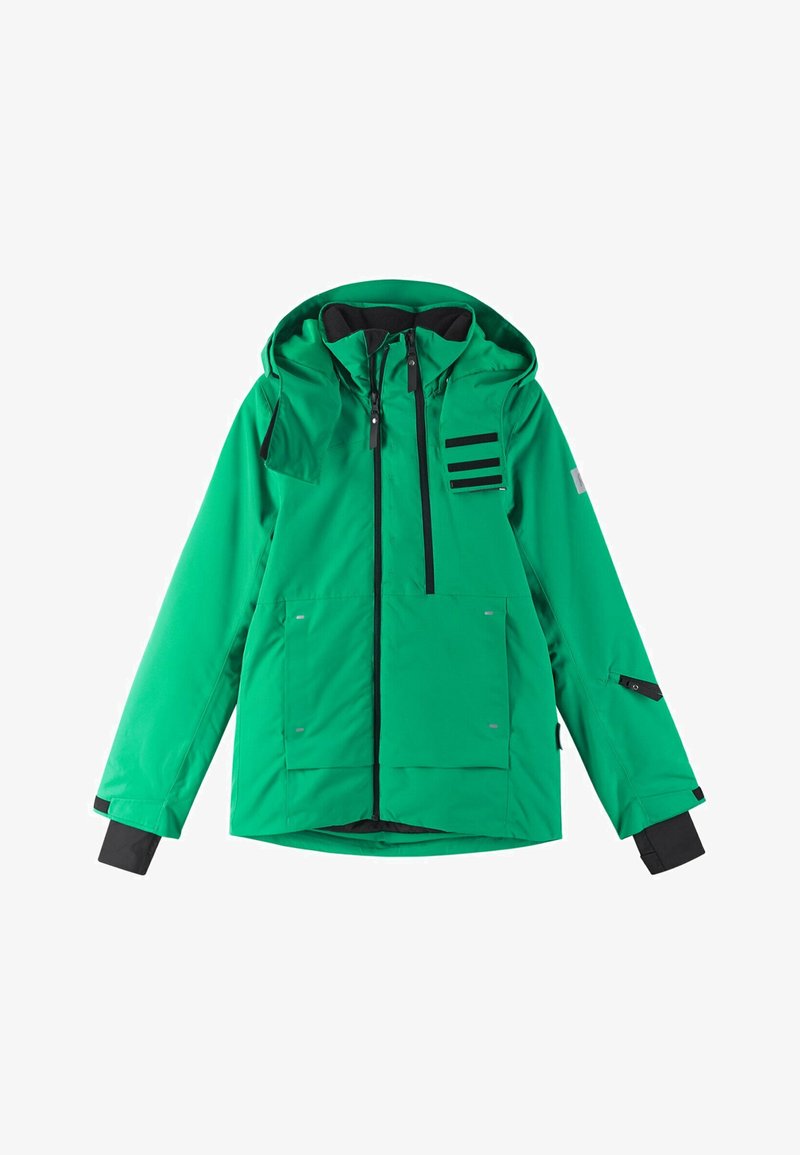 Grüne wasserdichte Jacke mit Kapuze, Reißverschluss vorne, großen Vordertaschen und schwarzen Akzenten, darunter drei horizontale Streifen und Bündchen.