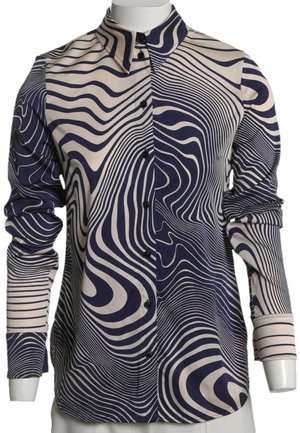 Langærmet skjorte med knapper med marineblåt og beige bølget striped mønster, der skaber en optisk illusionseffekt på stoffet.