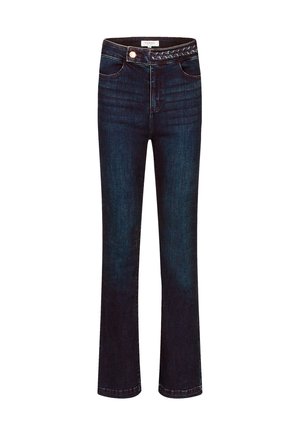 Jean en denim bleu foncé avec une coupe droite, un détail de ceinture tressée et un style à cinq poches standard.