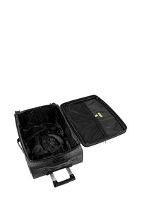 Equipaje negro con ruedas, asa telescópica, cierre de cremallera y compartimentos de almacenamiento interiores. El exterior presenta una textura de tela.