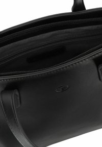 Borsa a mano in pelle nera con texture liscia, dotata di un comparto con zip e due manici, che mette in mostra un design minimalista e un branding sottile.