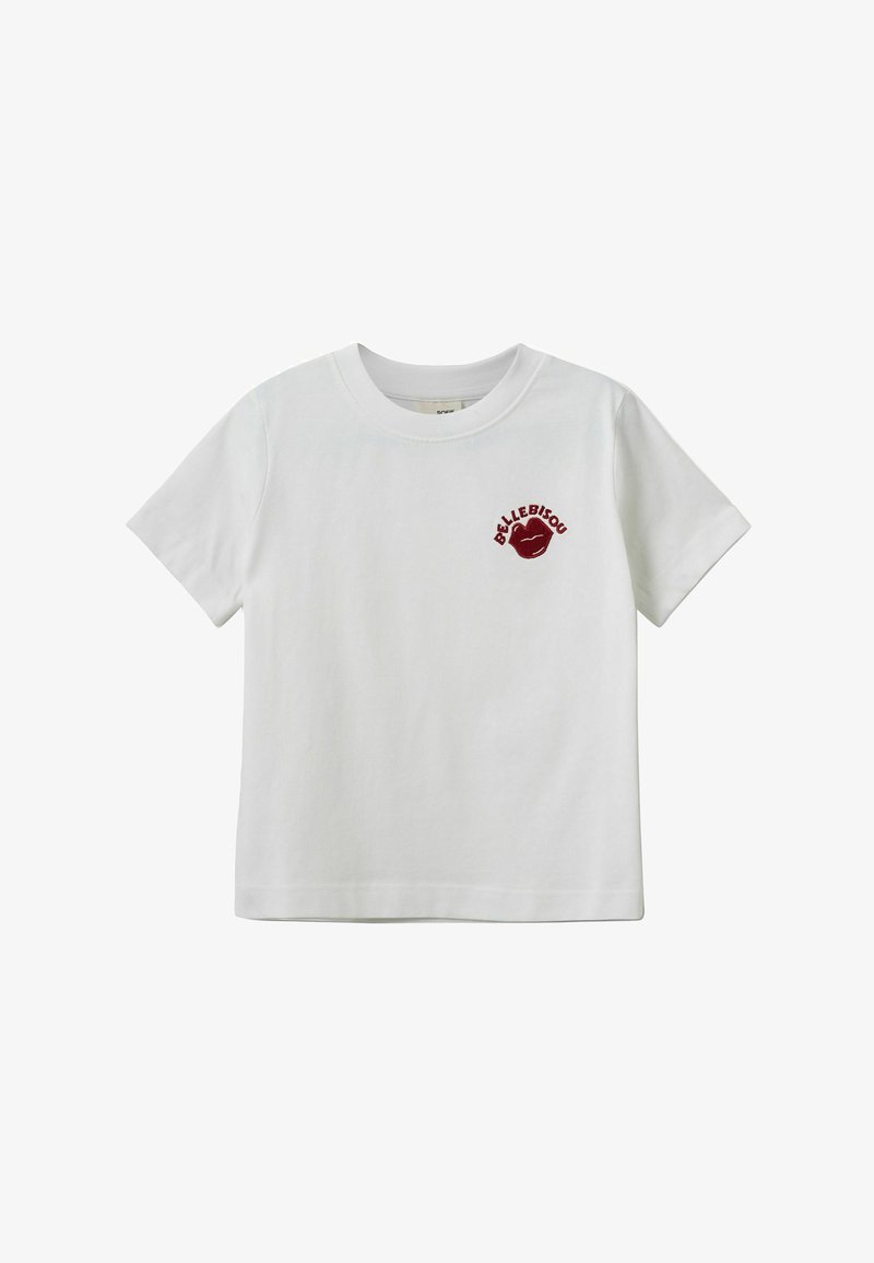 Hvid bomulds t-shirt med korte ærmer, med en bordeauxfarvet broderet læbergrafik og teksten "BE LLEBISOU" over.