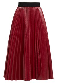 Roter plissierter Rock mit schwarzem Bund, aus glänzendem Stoff, verfügt über tiefe, gleichmäßige Falten und ein volles, fließendes Design.