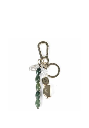 Llavero dorado con un clip, que incluye cuentas de piedra verde, dos perlas blancas y dos dijes dorados, uno de ellos grabado con una abeja.