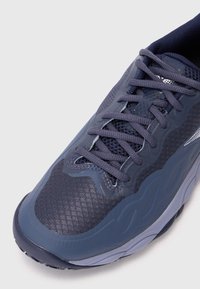 Pantofii sport de marină au un exterior texturat, panouri din plasă și vârf întărit; șireți plat cu guler căptușit și o talpă de suport.