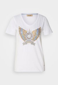 Bílý bavlněný tričko s kulatým výstřihem, krátkými rukávy a grafickým designem se zlatými a modrými motivy křídel a kruhovým emblémem.