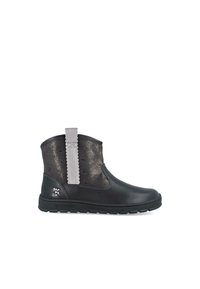 Botas negras hasta el tobillo con un lado texturizado brillante, acento de tela plateada y suela negra robusta. Cuenta con un lazo trasero para facilitar su uso.