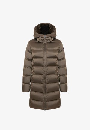 Brun pufferjakke med hætte, quiltet design, frontlynlås og logodetalje på ærmet. Glat, reflekterende tekstur.