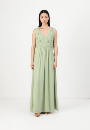 Vestido longo, sem mangas, com decote em V, em tecido verde claro suave, com detalhe de cintura franzida, saia fluida e design minimalista.