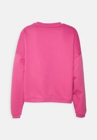 Sudadera rosa con un diseño corto, que presenta mangas largas, un escote redondo y puños y dobladillo acanalados. Textura suave y lisa.