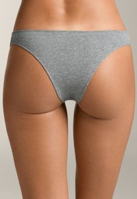 Slip grigio in cotone con copertura minimale, caratterizzato da una texture liscia e un design semplice. Nessun motivo o elemento hardware visibile.
