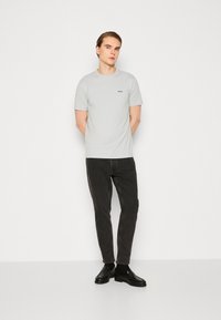 BOSS TEE - Basic póló - light/pastel grey