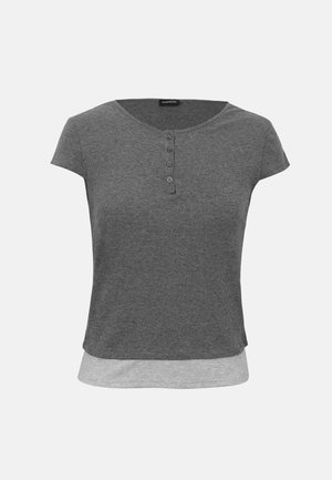 Haut en maille côtelée manches courtes gris foncé avec encolure ronde, patte à quatre boutons et détail d’ourlet superposé gris clair.