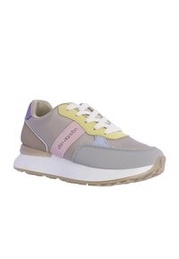 Zapatillas con parte superior gris, detalles en tonos pastel amarillo, rosa y azul, con una suela de goma blanca y cordones blancos. Logo en el lateral.